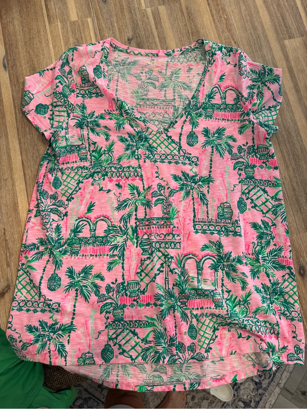 Lilly Pulitzer L Etta Tropical Palm Print V-Neck Tee in Pink & Green